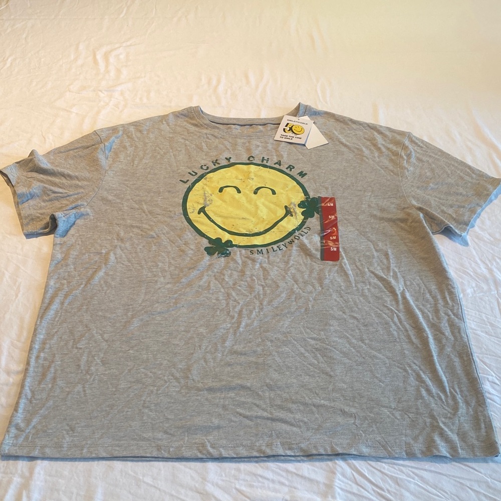 Lucky Charm Smiley Gray Tee